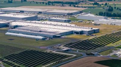 În premieră, Volkswagen a reușit să producă mașini, folosind doar energie solară - Photo