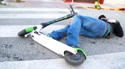 O femeie de 32 de ani a decedat, după ce a căzut de pe trotineta electrică, cu care se deplasa - Photo