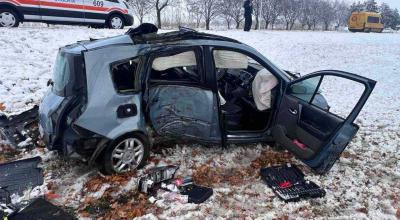 Accident în nordul țării. Un șofer a derapat de pe traseu și s-a izbit violent într-un copac - Photo