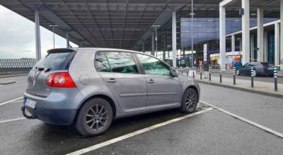 Un VW Golf, abandonat într-o parcare, a adunat amenzi record în sumă de 200.000 de euro - Photo