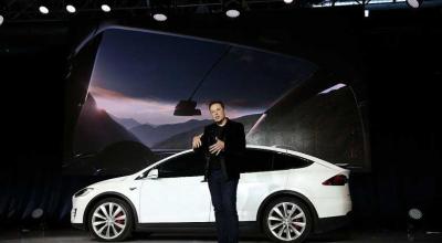 Donald Trump își cumpără o Tesla pentru a susține compania lui Elon Musk - Photo