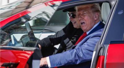Donald Trump califică atacurile asupra Tesla drept „terorism intern” - Photo