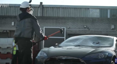 (VIDEO) O Tesla Model S a fost distrusă de mai mulți protestanți, în semn de nemulțumire către Musk - Photo