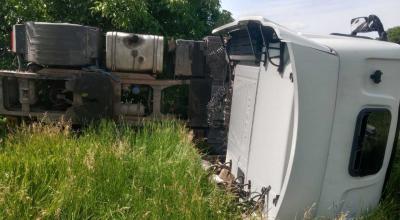 Accident la Edineț: un autocamion s-a răsturnat după ce s-a desprins din sistemul de tractare - Photo