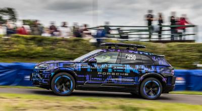 (FOTO) Prototipul viitorului Porsche Cayenne Electric a stabilit două recorduri în Marea Britanie - Photo
