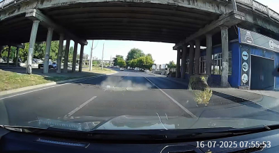 (VIDEO) A căzut o bucată de beton de pe podul din str. Ismail. Primăria spune că acesta va fi reabilitat - Photo