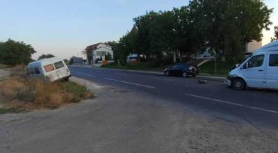 Accident pe traseul R-2. Un bărbat de 69 de ani, ajuns la spital după ce microbuzul său a fost lovit din spate - Photo