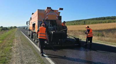 Restricții pe mai multe drumuri naționale: AND aplică un nou strat bituminos „slurry seal” - Photo