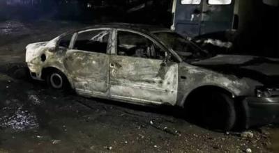 Două mașini cuprinse de flăcări în aceeași noapte la Baurci. Pompierii au intervenit ore întregi pentru a opri incendiile suspecte - Photo
