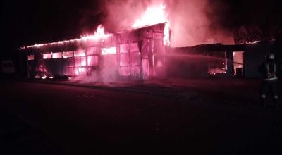 Incendiu devastator la un autoservice din Briceni: patru mașini distruse și pagube majore pe sute de metri pătrați - Photo