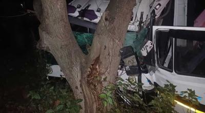 Tragedie la Briceni. Un șofer de camion și-a pierdut viața după ce s-a izbit violent într-un copac - Photo