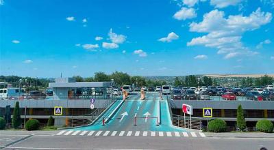 Mașini „uitate” la Aeroportul Chișinău. 4 vehicule cu numere ucrainene au acumulat datorii de aproape 400.000 lei fiecare - Photo