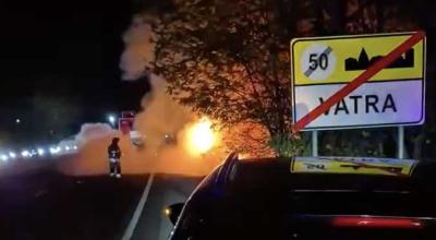 Un Renault a fost distrus, după ce a ars la ieșirea din Vatra. Cauzele incendiului nu se cunosc - Photo
