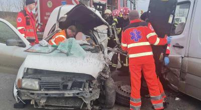 Un bărbat de 38 de ani a fost descarcerat din fiarele mașinii sale, după ce a suferit un accident violent - Photo