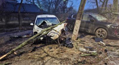 Un tânăr de 25 de ani a derapat de pe traseu și a provocat un grav accident rutier. Au fost avariate 5 automobile parcate - Photo