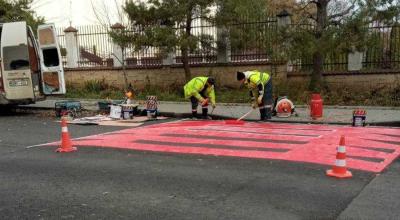 Pe str. Nicolae Costin, reabilitată recent, drumarii aplică marcajul rutier. Trecerile supraînălțate devin „covoare roșii” - Photo