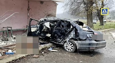 Șoferul unui Volkswagen s-a tamponat într-o stație de așteptare a transportului public. Mașina a ars, iar șoferul a decedat - Photo