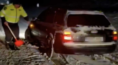 Mai mulți șoferi au rămas blocați pe diferite trasee din țară, în urma condițiilor meteo. Polițiștii au intervenit - Photo