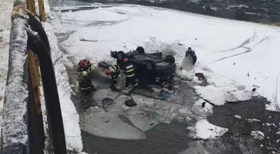 O femeie a pierdut controlul asupra volanului și a ajuns cu mașina într-un râu. În automobil erau și 5 copii - Photo