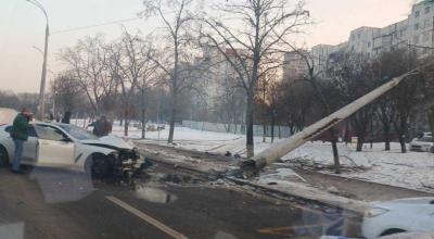 A pierdut controlul asupra volanului? Un șofer de doar 28 de ani s-a tamponat într-un pilon electric - Photo