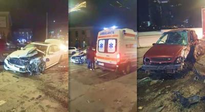 Accident frontal dintre un BMW și un Opel. Unul dintre șoferi a fost transportat la spital - Photo