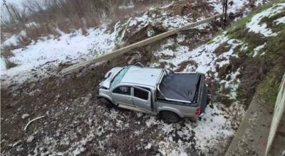 Un bărbat de 43 de ani a ajuns la spital, după ce a ajuns cu mașina în șanț - Photo