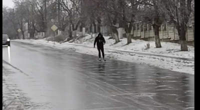 Patinoar, la propriu! Un tânăr și-a scos patinele și a început să patineze pe drum - Photo