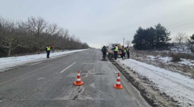 (FOTO) Drumarii plombează gropile care au apărut pe mai multe trasee din cauza condițiilor meteo nefavorabile - Photo