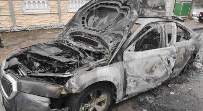 O Skoda Octavia a luat foc din mers, pe o stradă din Cahul. Pompierii au intervenit - Photo