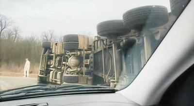 Un camion, încărcat cu cereale, s-a răsturnat în raionul Ungheni - Photo