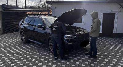 Rețea de mașini de lux furate din UE, destructurată. Vehiculele erau aduse ilegal în Republica Moldova și vândute online - Photo