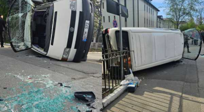 Accident matinal pe o stradă din Chișinău. O mașină s-a răsturnat în urma unui impact cu un troleibuz - Photo