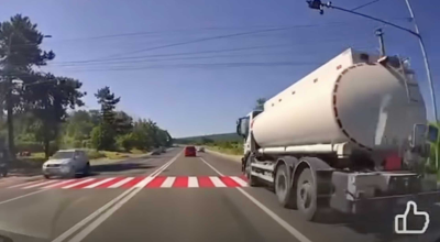 Doi șoferi sancționați pentru că nu au acordat prioritate pietonilor. Poliția s-a autosesizat în urma unor imagini video - Photo